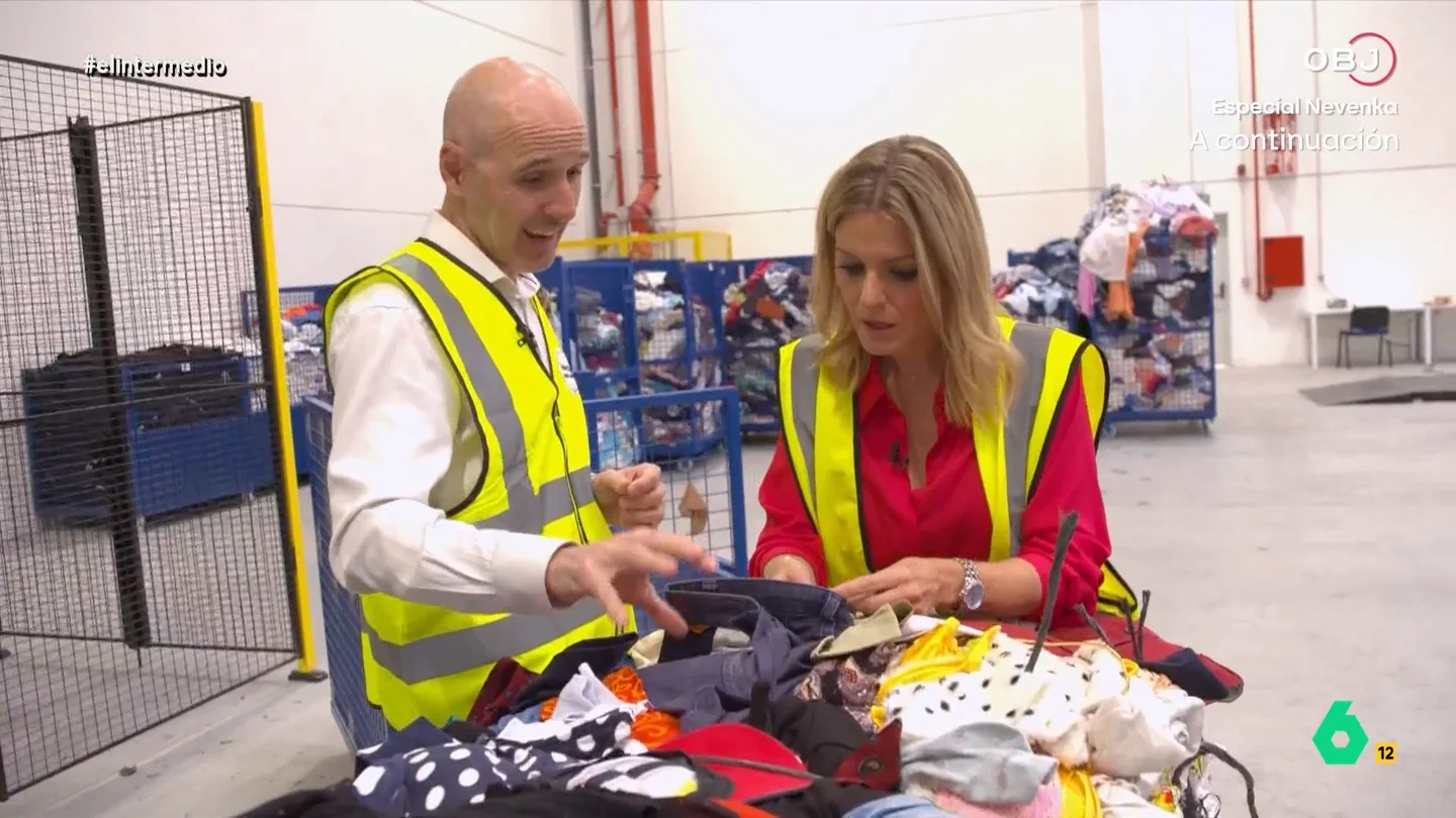 Alberto Egido, de Moda re, explica por qué el elastano "es la criptonita del reciclaje": "Es imposible hacer nada con él" Andrea Ropero ha visitado el centro de gestión de Moda re, una iniciativa de Cáritas donde se descarga la ropa de deshecho que se deposita en los contenedores rojos con tal fin.