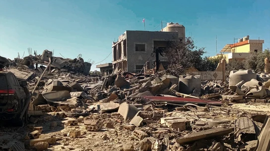 Guerra Israel - Palestina, en directo | Al menos ocho heridos en un bombardeo israelí contra un cruce terrestre en la frontera con el Líbano Escombros y destrucción causados por un ataque aéreo israelí en un barrio de la aldea de Saksakieh, al sur de la frontera entre Líbano e Israel.