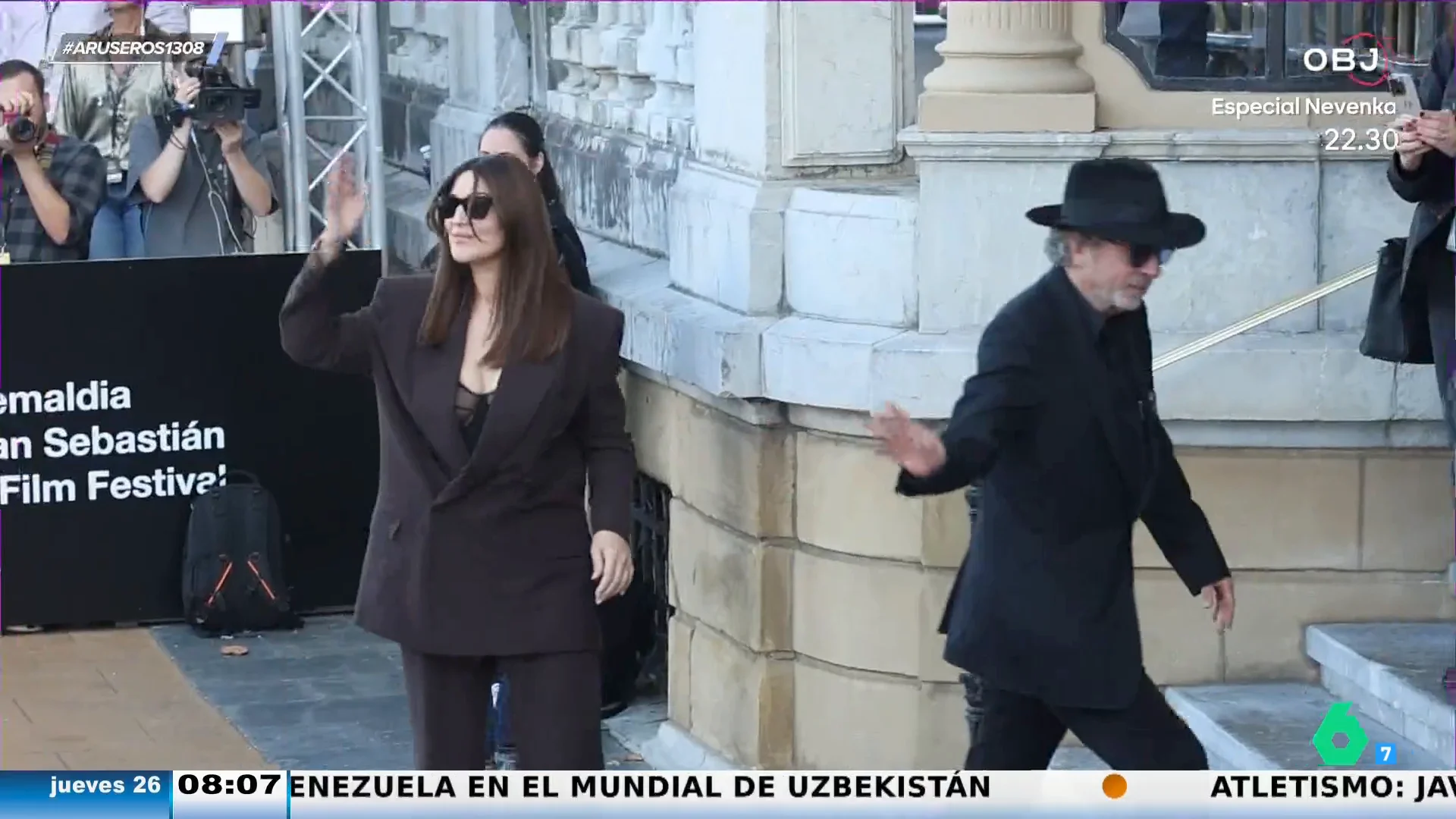 Alfonso Arús critica el 'look' de Tim Burton en su llegada a Donostia con Mónica Bellucci: "¿Por qué lleva un sombrero Tío Pepe?"