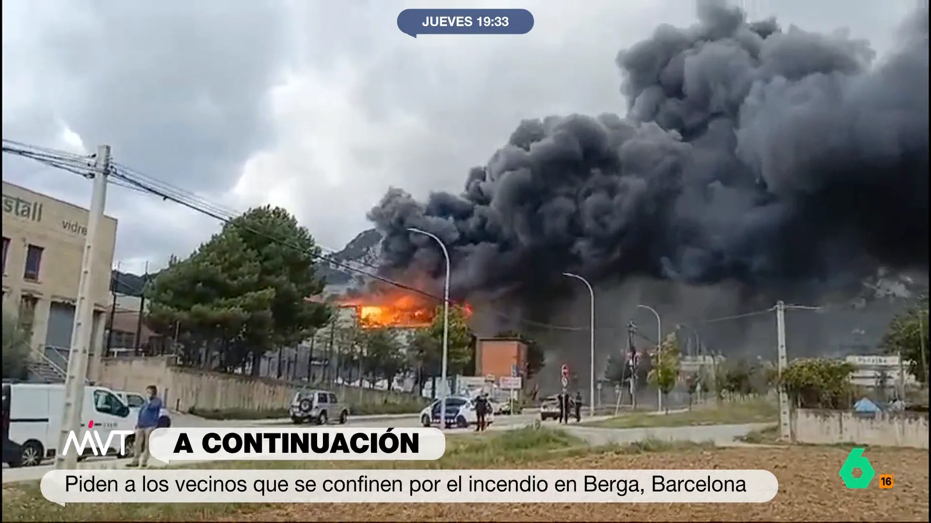 Bombers piden confinarse a los vecinos del barrio de Valldan en Berga (Barcelona) por un incendio