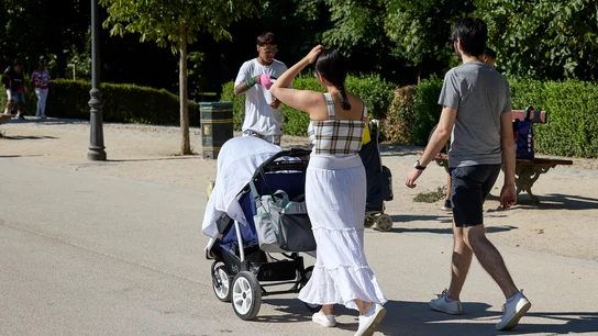 Varias personas pasean con un carrito de bebé en el parque de El Retiro, Madrid, en una imagen de archivo. Varias personas pasean con un carrito de bebé en el parque de El Retiro, Madrid, en una imagen de archivo.