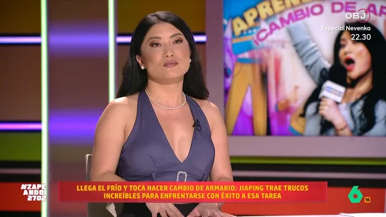 El truco de Jiaping para transportar la ropa: "La idea es ahorrar tiempo y dejar todo muy ordenado" La zapeadora visita Zapeando con sus trucos fáciles para que todos puedan aplicarlos. En esta ocasión, Jiaping da un truco muy práctico perfecto si toca os toca guardar la ropa de verano o tenéis que hacer una mudanza.