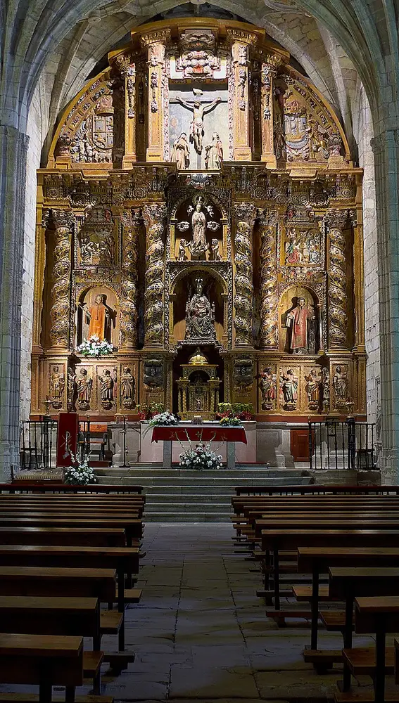 Interior de la Iglesia de Santa María de los Ángeles de San Vicente de la Barquera Interior de la Iglesia de Santa María de los Ángeles de San Vicente de la Barquera