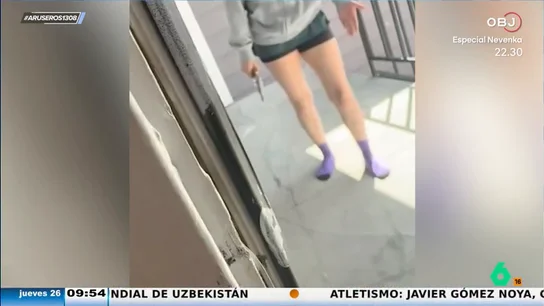 PISTOLAUna mujer se presenta con una pistola en la puerta de su vecino, después de tres horas pidiendo que baje la música Una mujer se presenta con una pistola en la puerta de su vecino, después de tres horas pidiendo que baje la música