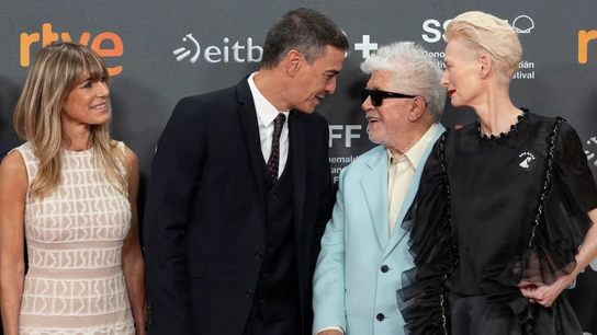 Pedro Sánchez, y su mujer, Begoña Gómez, posan junto a Pedro Almodóvar, y la actriz Tilda Swinton, en el Festival de Cine de San Sebastián Pedro Sánchez, y su mujer, Begoña Gómez, posan junto a Pedro Almodóvar, y la actriz Tilda Swinton, en el Festival de Cine de San Sebastián