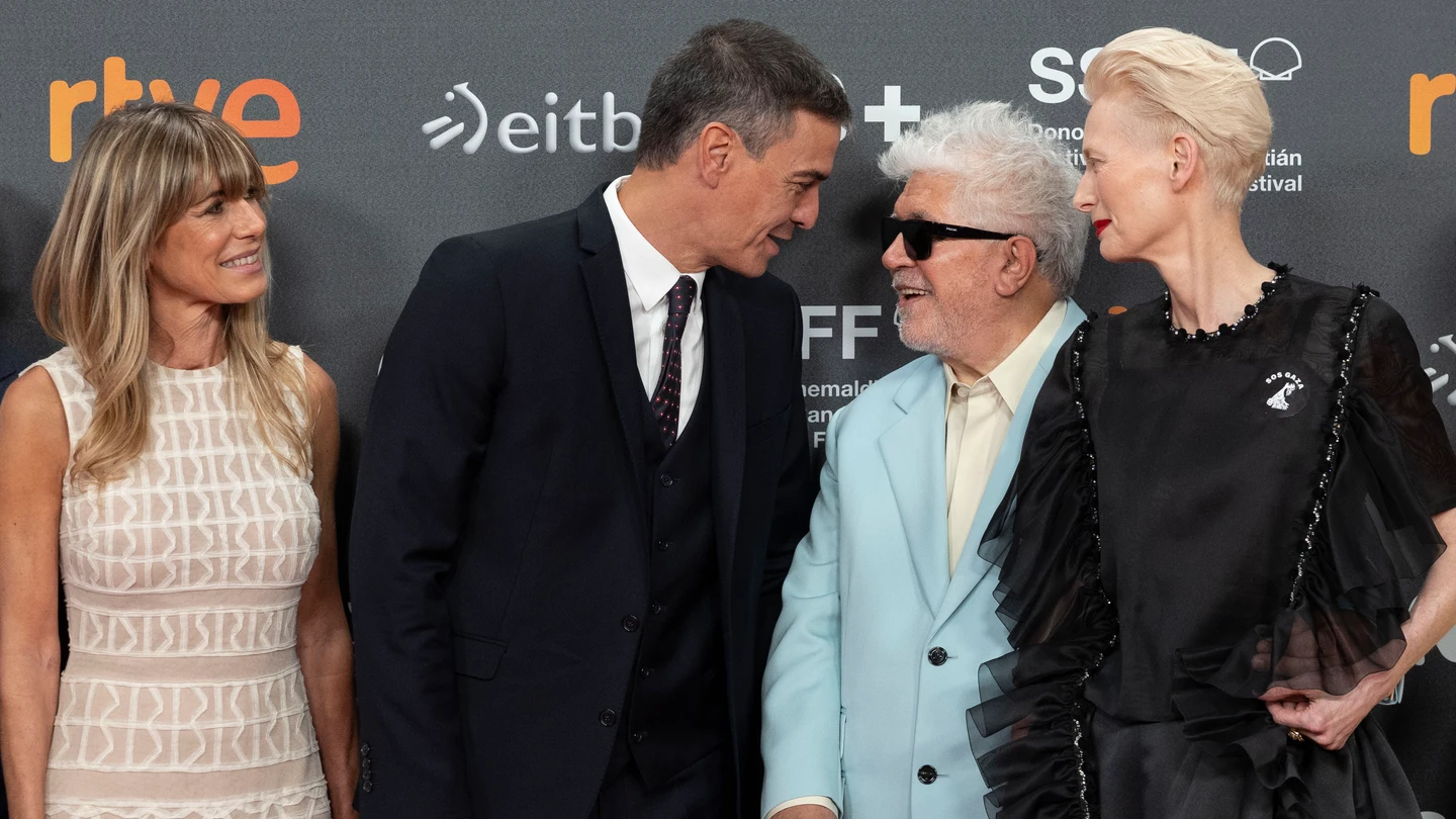 Pedro Sánchez, y su mujer, Begoña Gómez, posan junto a Pedro Almodóvar, y la actriz Tilda Swinton, en el Festival de Cine de San Sebastián Pedro Sánchez, y su mujer, Begoña Gómez, posan junto a Pedro Almodóvar, y la actriz Tilda Swinton, en el Festival de Cine de San Sebastián
