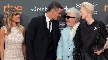 Pedro Sánchez, y su mujer, Begoña Gómez, posan junto a Pedro Almodóvar, y la actriz Tilda Swinton, en el Festival de Cine de San Sebastián