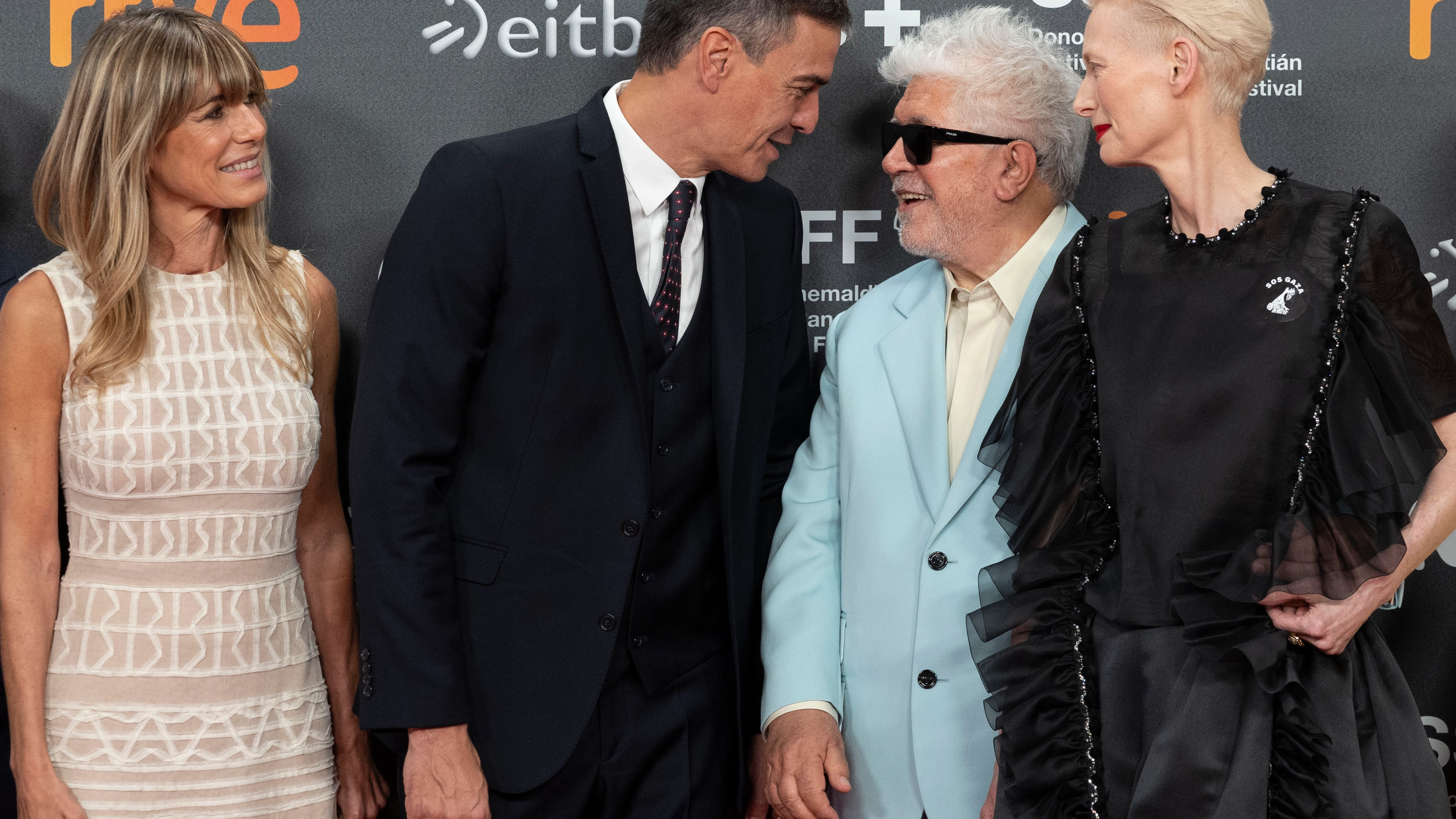 Pedro Sánchez, y su mujer, Begoña Gómez, posan junto a Pedro Almodóvar, y la actriz Tilda Swinton, en el Festival de Cine de San Sebastián