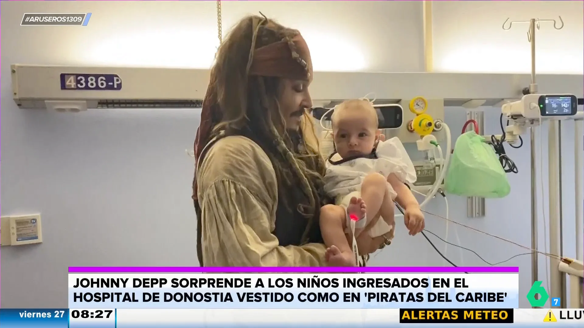 Johnny Depp sorprende a los niños del Hospital de Donostia vestido de Jack Sparrow