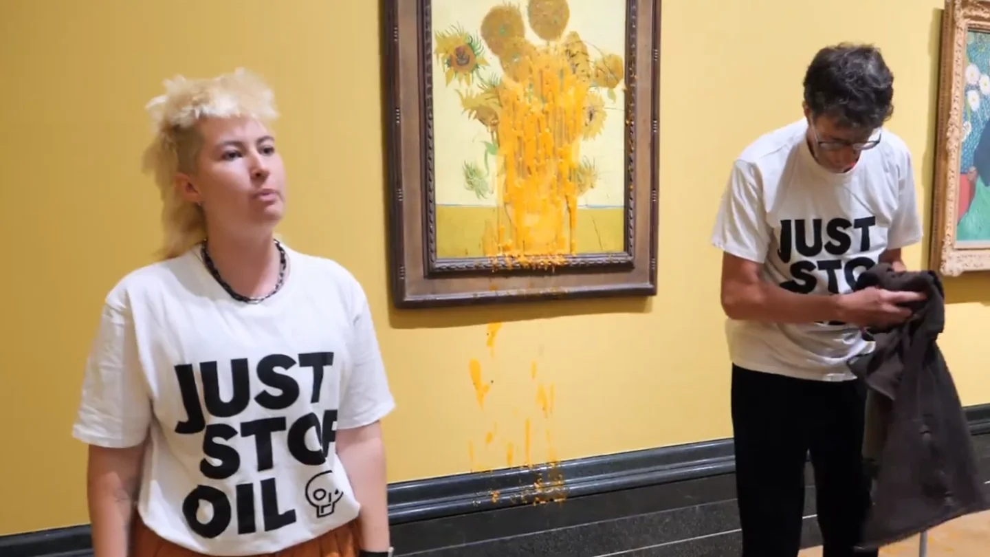 Activistas vuelven a vandalizar 'Los girasoles' de Van Gogh tras la condena a prisión de dos de sus compañeros Activistas de Just Stop Oil en la National Art Gallery
