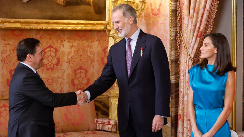 El ministro de Exteriores, José Manuel Albares, con el rey Felipe VI durante el aniversario de su proclamación, y la reina Letizia. 