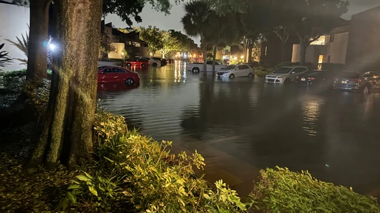 Una calle residencial se inunda mientras el huracán Helene se mueve a través de la Florida. Una calle residencial se inunda mientras el huracán Helene se mueve a través de la Florida.
