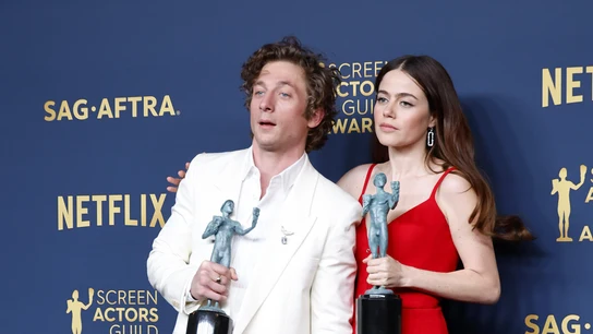 Jeremy Allen White y Molly Gordon, ganadores del premio, posan en la alfombra roja. Jeremy Allen White y Molly Gordon, ganadores del premio, posan en la alfombra roja.