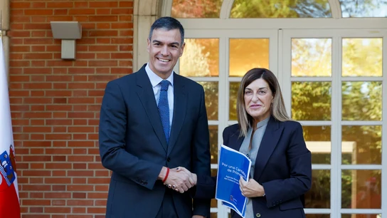 El presidente Pedro Sánchez recibe a la jefa del Gobierno de Cantabria, María José Sáenz de Buruaga, en su reunión en la Moncloa El presidente Pedro Sánchez recibe a la jefa del Gobierno de Cantabria, María José Sáenz de Buruaga, en su reunión en la Moncloa