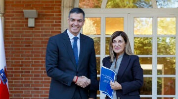 El presidente Pedro Sánchez recibe a la jefa del Gobierno de Cantabria, María José Sáenz de Buruaga, en su reunión en la Moncloa