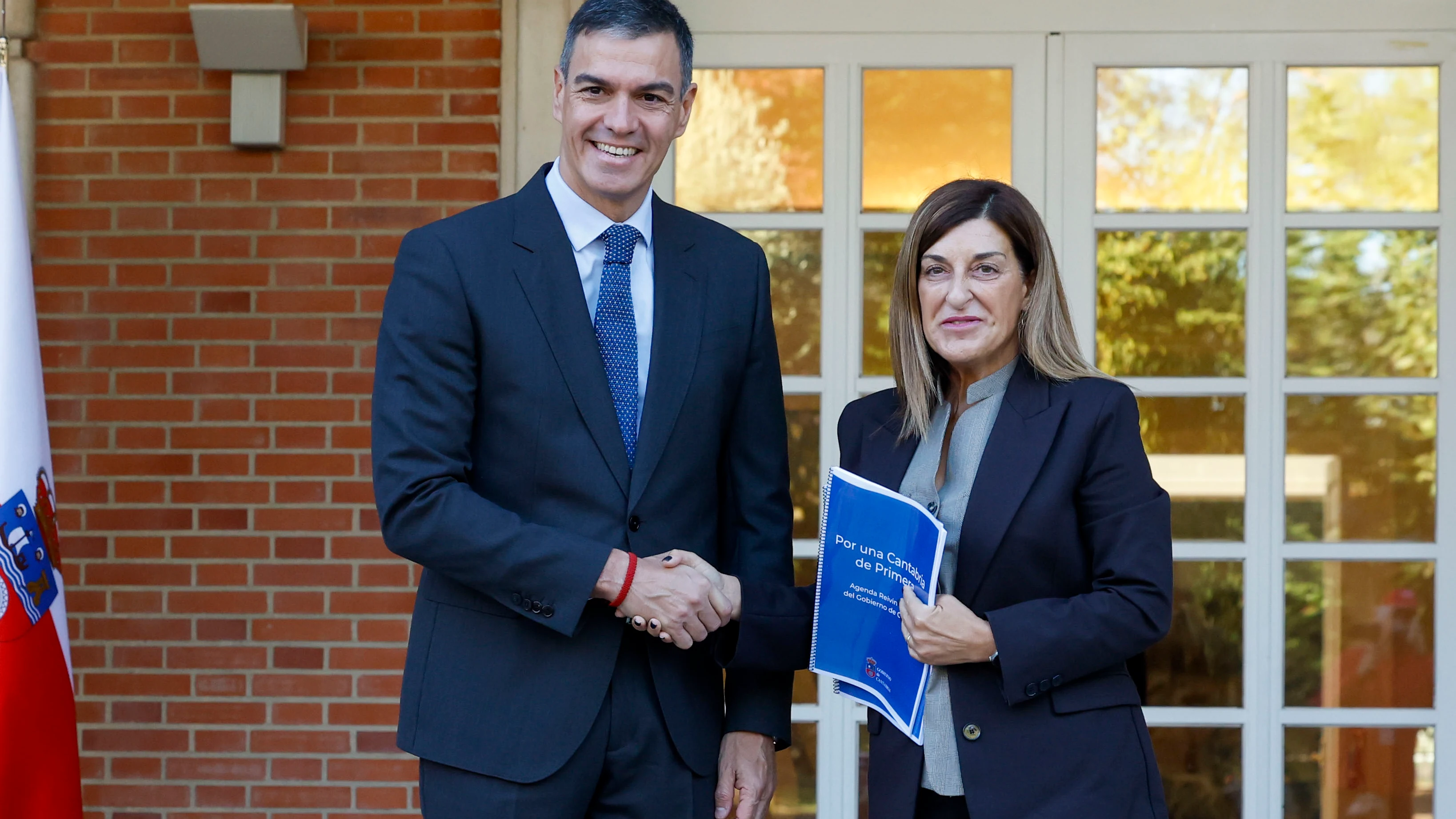 El presidente Pedro Sánchez recibe a la jefa del Gobierno de Cantabria, María José Sáenz de Buruaga, en su reunión en la Moncloa