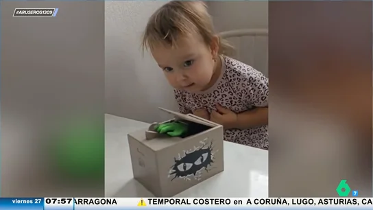 La graciosa reacción de una niña al ver como se lleva su dinero una macabra hucha: "No va a ahorrar en su vida" La graciosa reacción de una niña al ver como se lleva su dinero una macabra hucha: "No va a ahorrar en su vida"