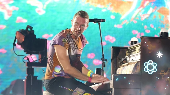 Chris Martin, vocalista de Coldplay, actúa en el escenario del estadio de Wembley, al norte de Londres, durante la gira «Music of the Spheres». Chris Martin, vocalista de Coldplay, actúa en el escenario del estadio de Wembley, al norte de Londres, durante la gira «Music of the Spheres».