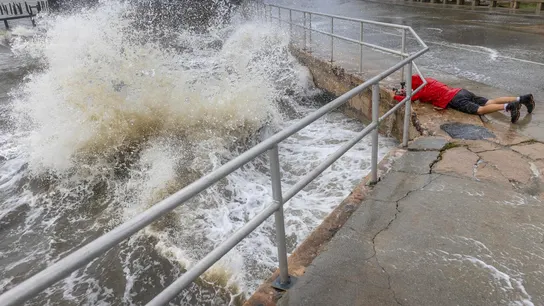Un visitante desafía las fuertes olas, la marejada ciclónica y los fuertes vientos del huracán Helene para tomar fotografías en el centro de Cedar Key, Florida, EEUU, a 26 de septiembre de 2024. Un visitante desafía las fuertes olas, la marejada ciclónica y los fuertes vientos del huracán Helene para tomar fotografías en el centro de Cedar Key, Florida, EEUU, a 26 de septiembre de 2024.