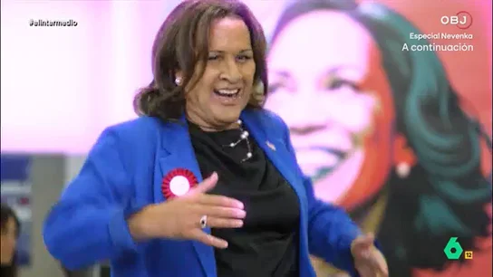 Joaquín Reyes imita a Kamala Harris y se pone 'flamenca' por su candidatura: "Tú me 'kamalas', me lo ha dicho Tim Walz" El humorista se pone en la piel de la vicepresidenta de los Estados Unidos en plena carrera a la Casa Blanca. No te pierdas la imitación de Joaquín Reyes en el vídeo principal.