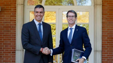 El presidente del Gobierno, Pedro Sánchez (i), recibe al presidente de La Rioja, Gonzalo Capellán, este viernes en la Moncloa. EFE/ JJ Guillén