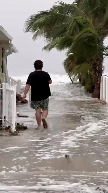 El agua de la playa llega cerca de las construcción cercana en Indian Shores. El agua de la playa llega cerca de las construcción cercana en Indian Shores.