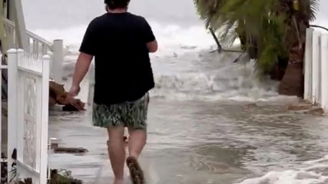 El agua de la playa llega cerca de las construcción cercana en Indian Shores. 