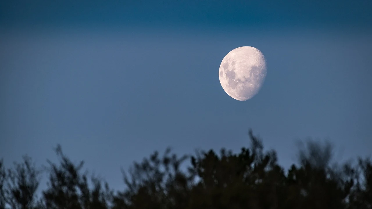 Imagen de la luna menguante en el cielo. En los próximos meses no se verá tan sola.