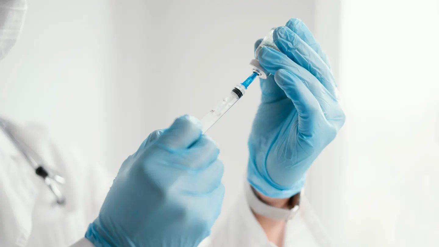 La Consejería de Salud de Cataluña llamará a vacunar de la polio a niños de entre 6 y 8 años que no estén inmunizados tras detectar el virus en el Besòs La Consejería de Salud de Cataluña llamará a vacunar de la polio a niños de entre 6 y 8 años que no estén inmunizados tras detectar el virus en el Besòs