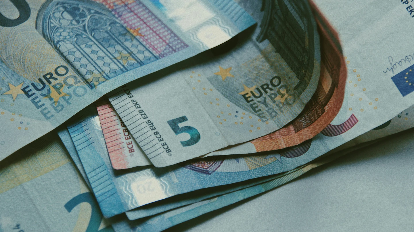 Varios billeres de euro de diferentes cantidades. Varios billeres de euro de diferentes cantidades.