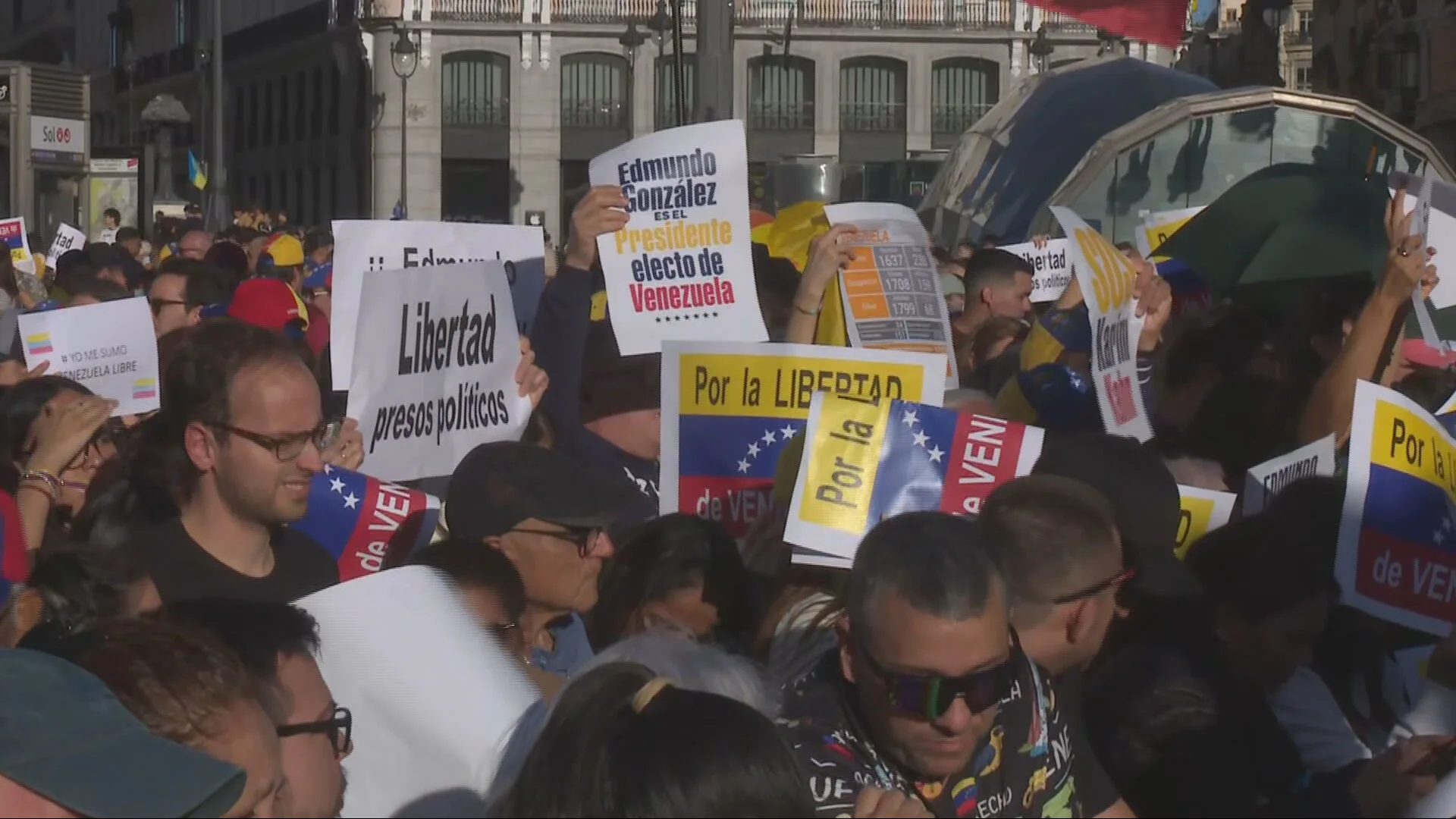 Manifestantes venezolanos piden el reconocimiento de Edmundo González como presidente electo de Venezuela en Madrid