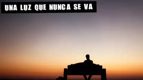 Una persona en un banco Una persona en un banco