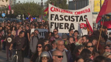 Manifestantes en Santander en contra del Galerna Fest