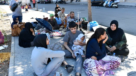 Los residentes de Beirut permanecen en las calles tras huir de sus hogares tras una nueva serie de ataques israelíes en Beirut. Los residentes de Beirut permanecen en las calles tras huir de sus hogares tras una nueva serie de ataques israelíes en Beirut.