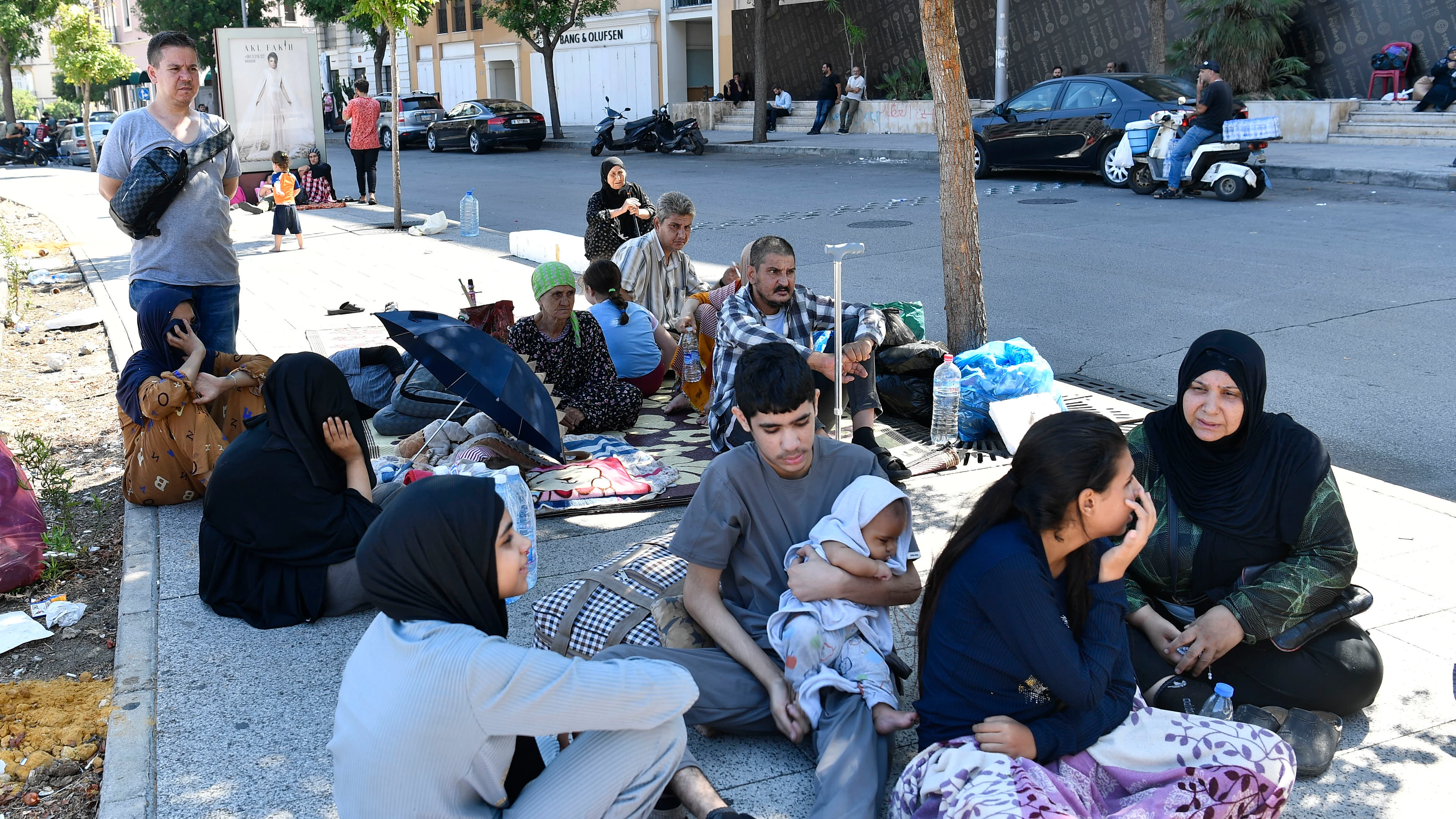  Los residentes de Beirut permanecen en las calles tras huir de sus hogares tras una nueva serie de ataques israelíes en Beirut.