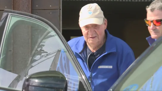 El Rey Juan Carlos en Sanxenxo tras la reunión privada y familiar con los reyes Felipe VI y Letizia  El Rey Juan Carlos en Sanxenxo tras la reunión privada y familiar con los reyes Felipe VI y Letizia