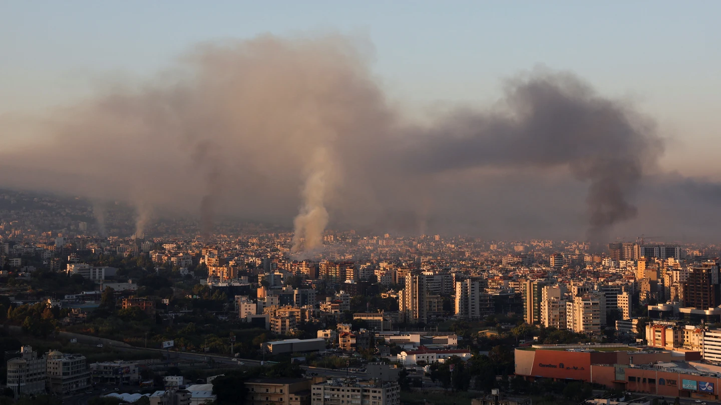 El humo se eleva sobre los suburbios del sur de Beirut, en medio de la guerra de Israel contra Hibulá El humo se eleva sobre los suburbios del sur de Beirut, en medio de la guerra de Israel contra Hibulá