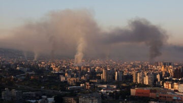 El humo se eleva sobre los suburbios del sur de Beirut, en medio de la guerra de Israel contra Hibulá