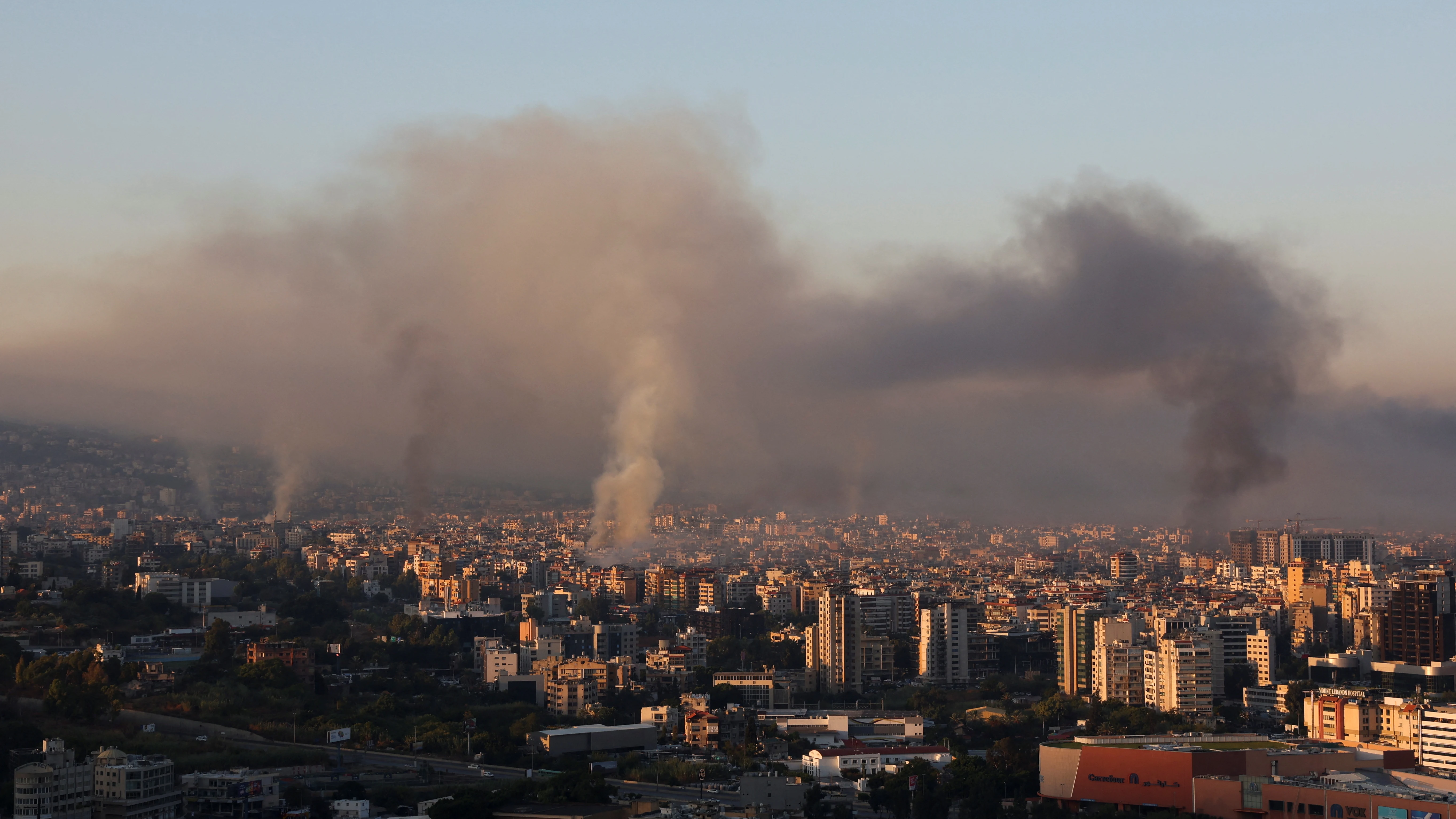 El humo se eleva sobre los suburbios del sur de Beirut, en medio de la guerra de Israel contra Hibulá