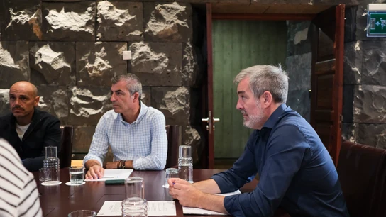El presidente de Canarias, Fernando Clavijo, y el vicepresidente, Manuel Domínguez, este sábado, junto a otros cargos, durante una reunión en Santa Cruz de Tenerife con motivo del naufragio de un cayuco en las costas de El Hierro, en el que han muerto nueve personas y 50 han desaparecido El presidente de Canarias, Fernando Clavijo, y el vicepresidente, Manuel Domínguez, este sábado, junto a otros cargos, durante una reunión en Santa Cruz de Tenerife con motivo del naufragio de un cayuco en las costas de El Hierro, en el que han muerto nueve personas y 50 han desaparecido