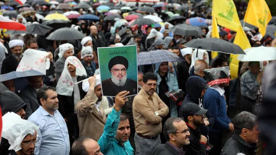 Un manifestante sostiene una fotografía del fallecido líder de Hizbulá, Hassan Nasrallah, durante una protesta contra Israel en la Plaza Palestina de Teherán (Irán). Un manifestante sostiene una fotografía del fallecido líder de Hizbulá, Hassan Nasrallah, durante una protesta contra Israel en la Plaza Palestina de Teherán (Irán).