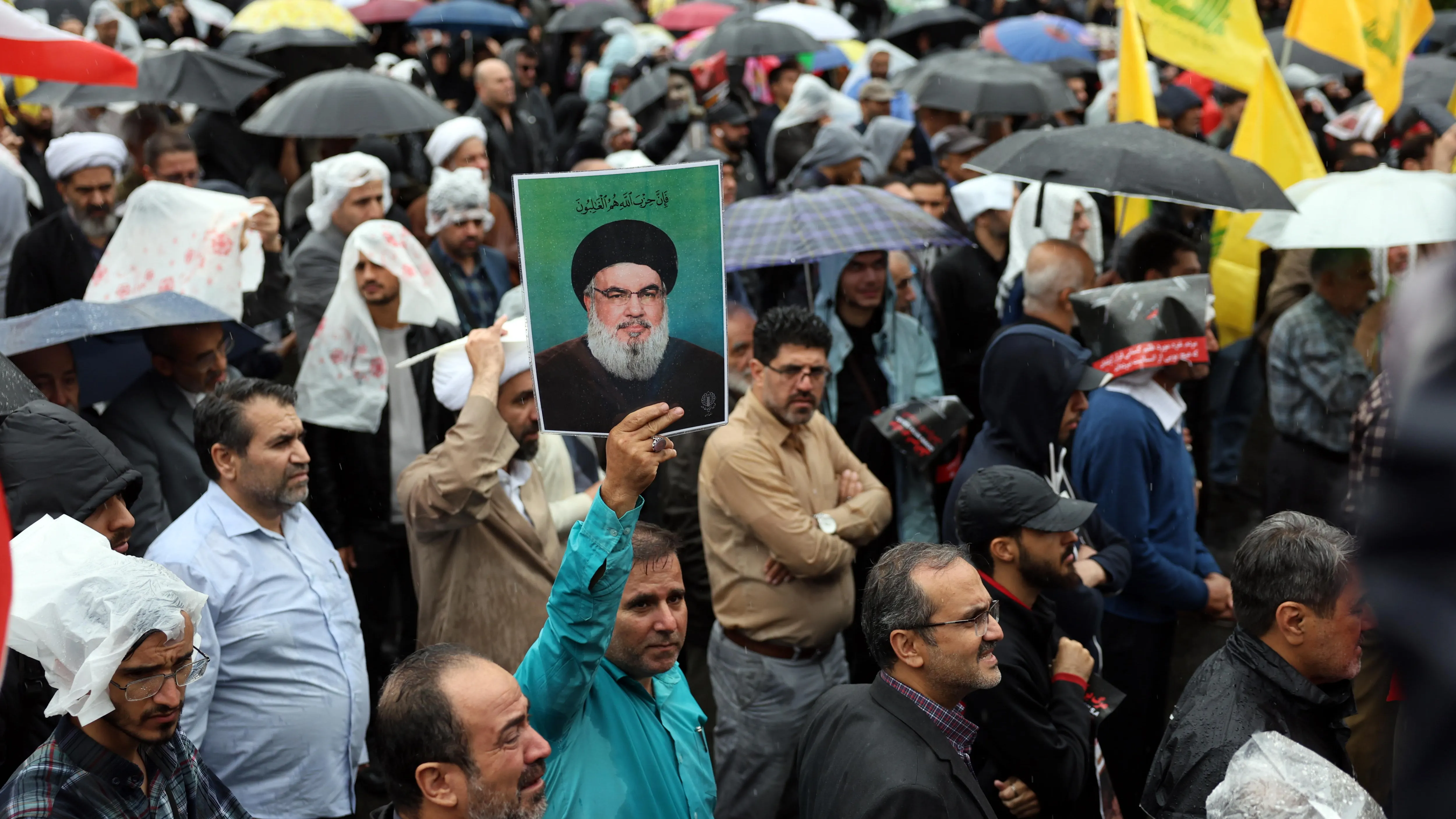 Un manifestante sostiene una fotografía del fallecido líder de Hizbulá, Hassan Nasrallah, durante una protesta contra Israel en la Plaza Palestina de Teherán (Irán).