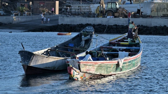 Dos cayucos con un total de 151 personas a bordo (131 y 20) han sido rescatados al sur de La Restinga, en el El Hierro Dos cayucos con un total de 151 personas a bordo (131 y 20) han sido rescatados al sur de La Restinga, en el El Hierro