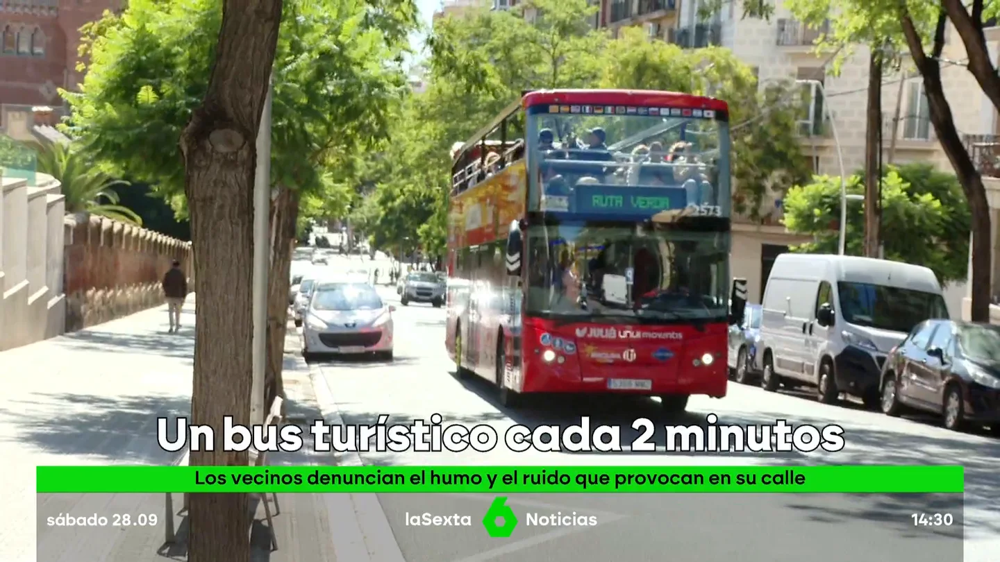 Los vecinos de un barrio de Barcelona en pie de guerra contra los buses turísticos Los vecinos de un barrio de Barcelona en pie de guerra contra los buses turísticos