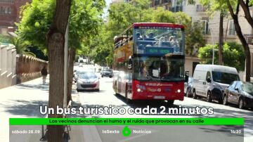 Los vecinos de un barrio de Barcelona en pie de guerra contra los buses turísticos 