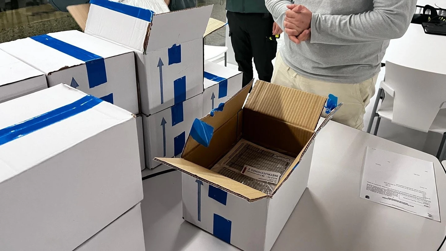 Agentes de la Guardia Civil custodian y comprueban las cajas que contienen las pruebas de oposición para ingresar al Instituto Armado Agentes de la Guardia Civil custodian y comprueban las cajas que contienen las pruebas de oposición para ingresar al Instituto Armado