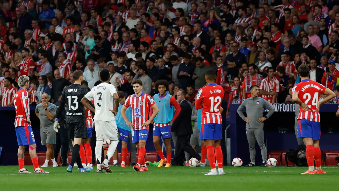 Los jugadores del Atlético y del Real Madrid, a vestuarios Los jugadores del Atlético y del Real Madrid, a vestuarios