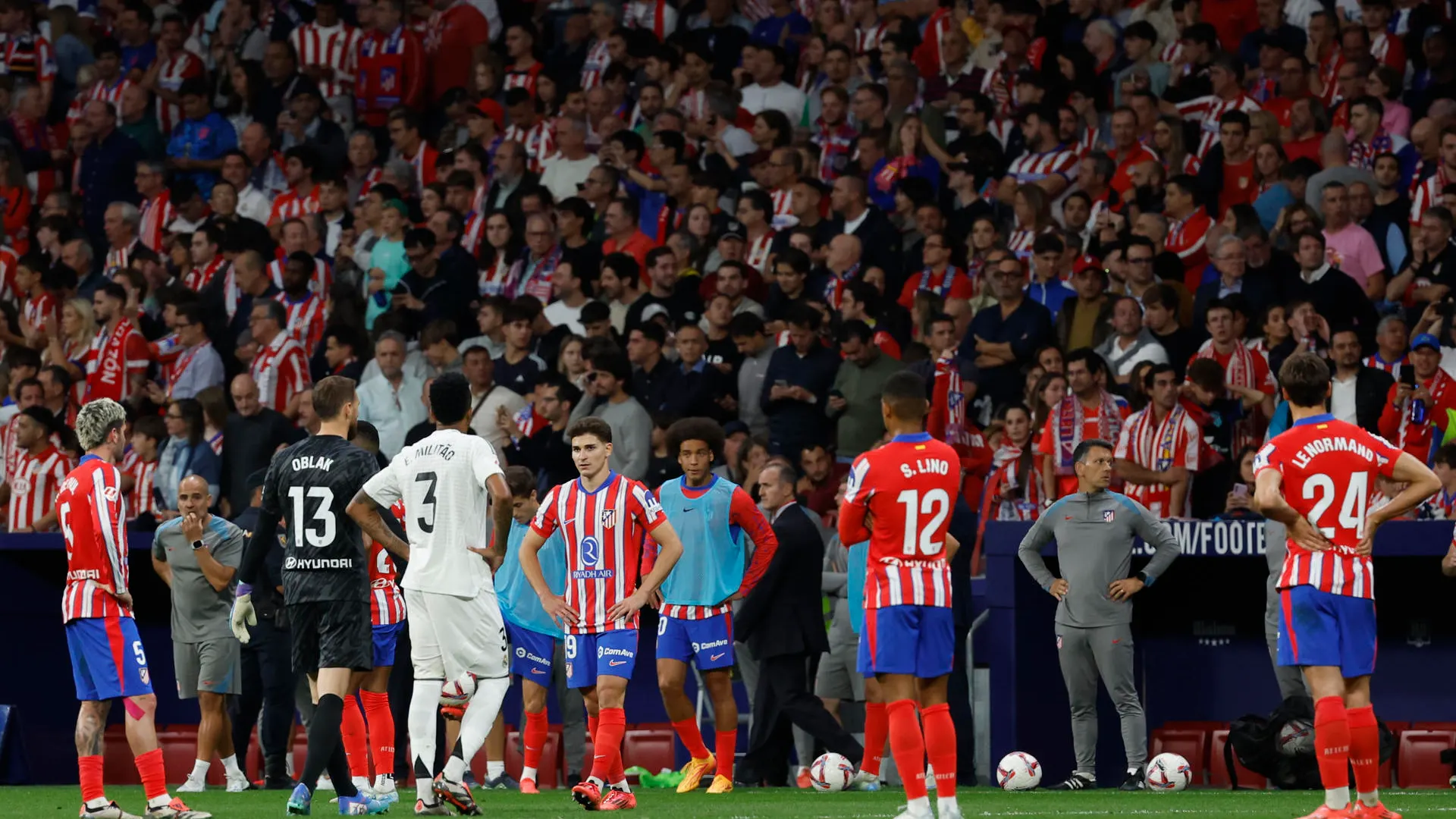 Los jugadores del Atlético y del Real Madrid, a vestuarios