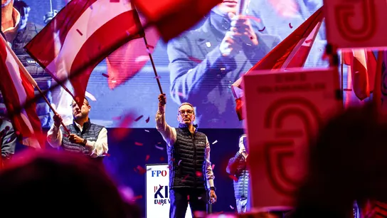El presidente y candidato de FPÖ, Herbert Kickl, ondea una bandera durante un mitin en Viena El presidente y candidato de FPÖ, Herbert Kickl, ondea una bandera durante un mitin en Viena