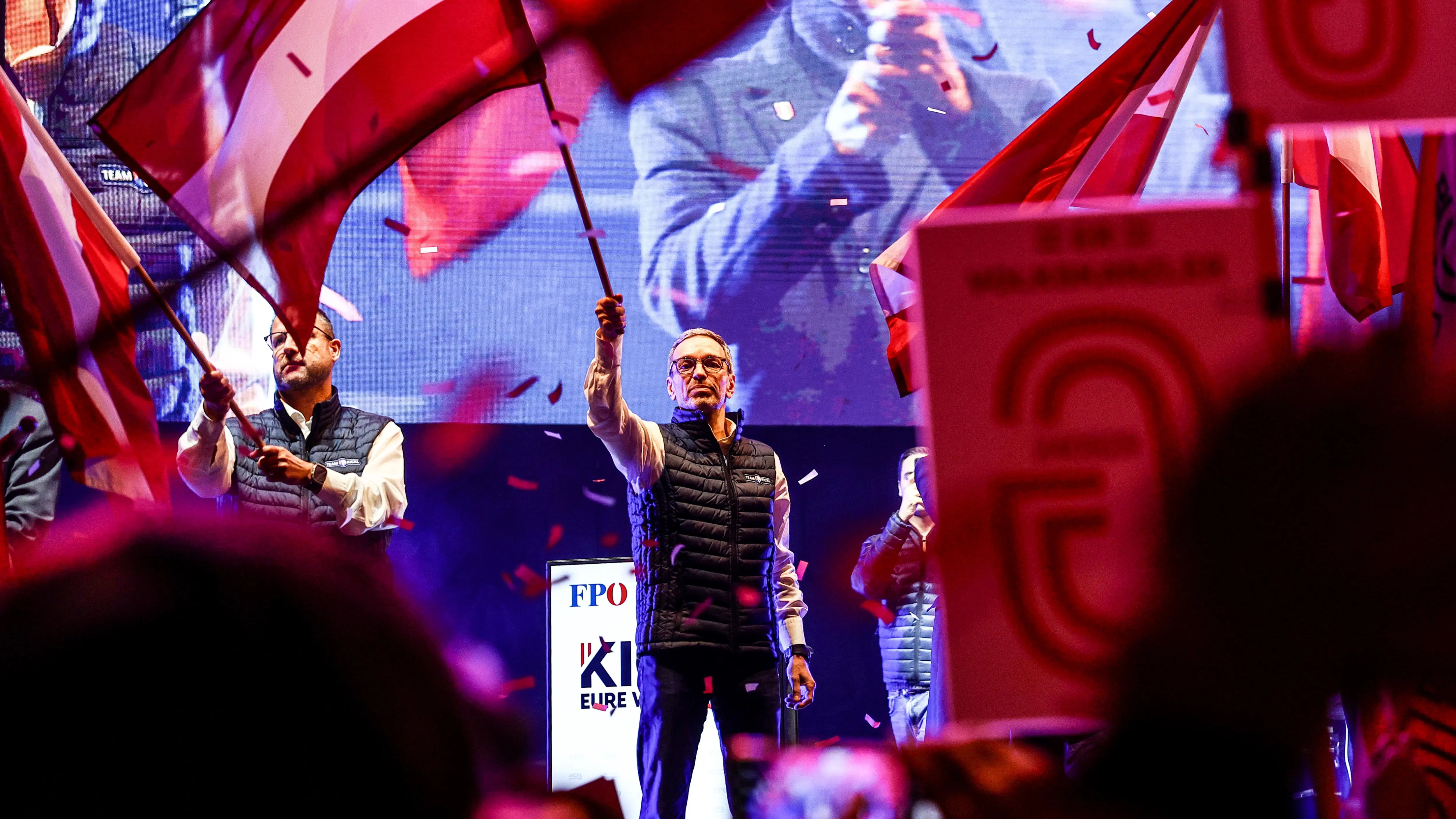 El presidente y candidato de FPÖ, Herbert Kickl, ondea una bandera durante un mitin en Viena